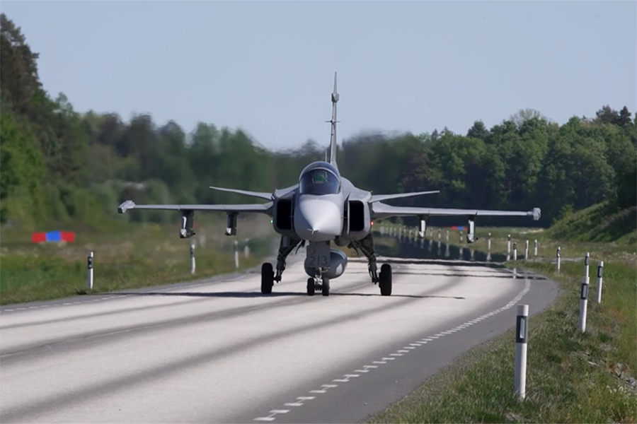 え、戦闘機が高速道路に!?」公道を派手に行き来する「グリペン」離発着
