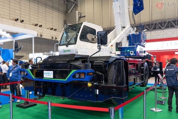 クレーン車はイチバン“EV化向き”？ 世界初の電動クレーン車が現場の常識を覆す!? ただ価格もスゲエ！ | 乗りものニュース