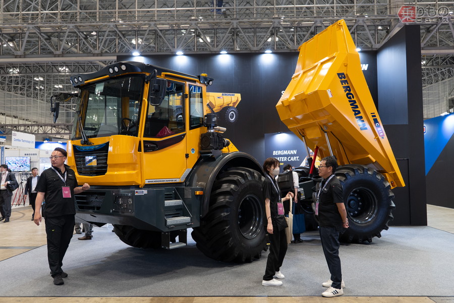 珍しい「折れ曲がるダンプ」どんなメリットが？ 日本の建設会社が