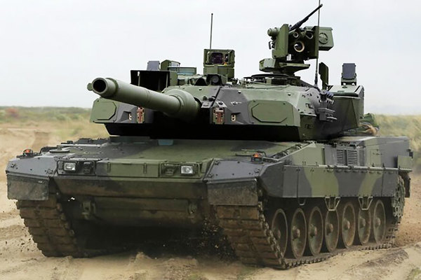 Amazon.co.jp: 完成品1144 アリエテ主力戦車,”イタリアの虎の子