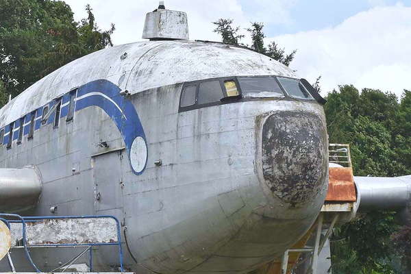 まるで「空飛ぶアジフライ」…？ 斬新な「2階建てプロペラ旅客機」ゆえ
