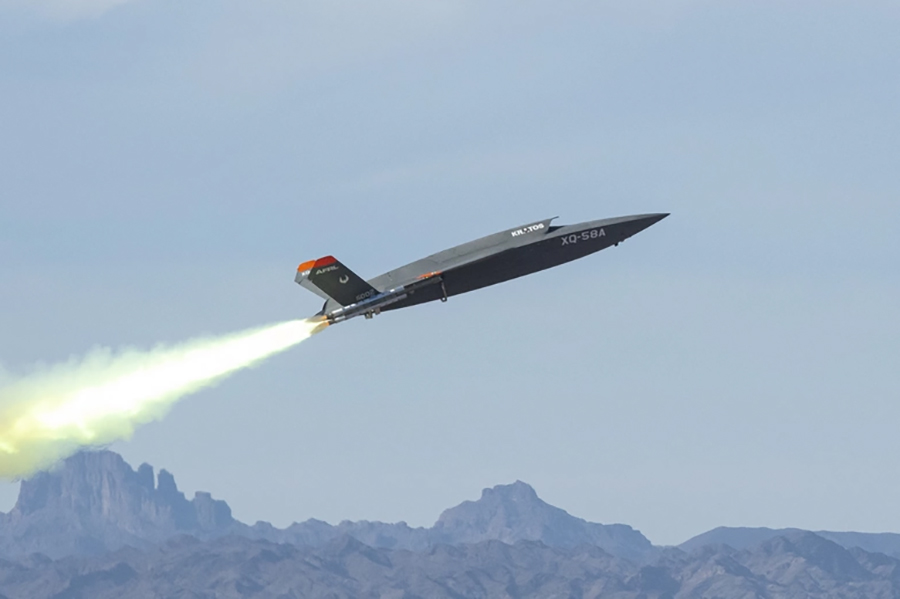 有人の戦闘機が指揮」次世代の無人機「ヴァルキリー」滑走路での