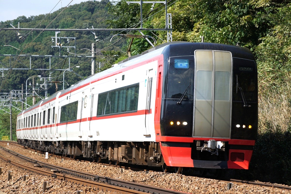 鉄道　ワンマン 名鉄の特急車が「乃木坂46トレイン」に大化け！ 車内や駅では