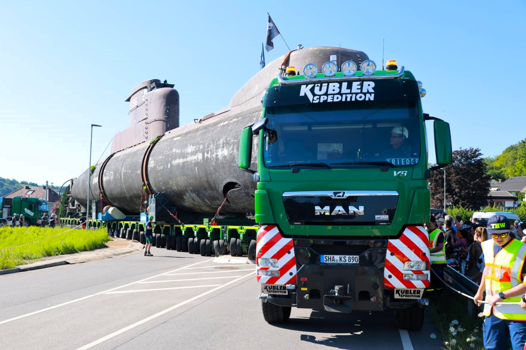 ムカデかよ!? 潜水艦を運んだ「驚愕の120輪トレーラー」その長さは