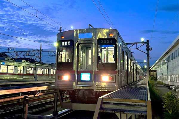 デビュー前の「新型車両」披露！ 京成の現役車両も旧特急形も