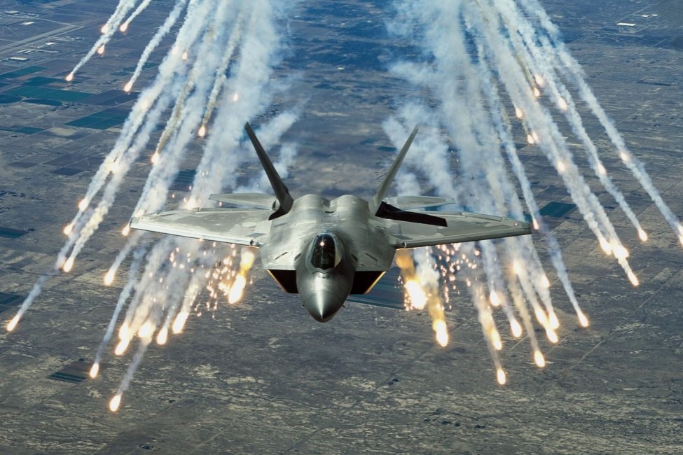 青森で「世界最強の戦闘機」がデモ飛行!? 日米のステルス戦闘機が