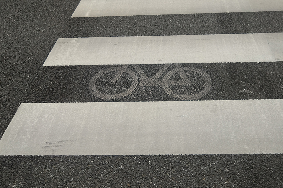 確かに消えた！横断歩道の「自転車横断帯」わざわざ削り取る必要ある
