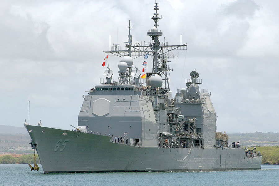 装填者 ミサイルを前線へデリバリー」アメリカ海軍 洋上航行中の軍艦で