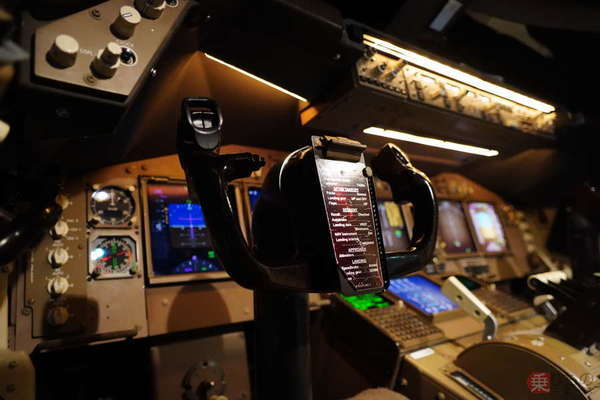 旅客機の操縦装置は「ハンドル式」「サイドスティック式」なぜ2つ