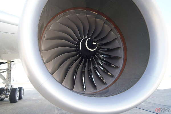 えっ…旅客機のエンジン中心部に「白いグルグル模様」が描かれているの