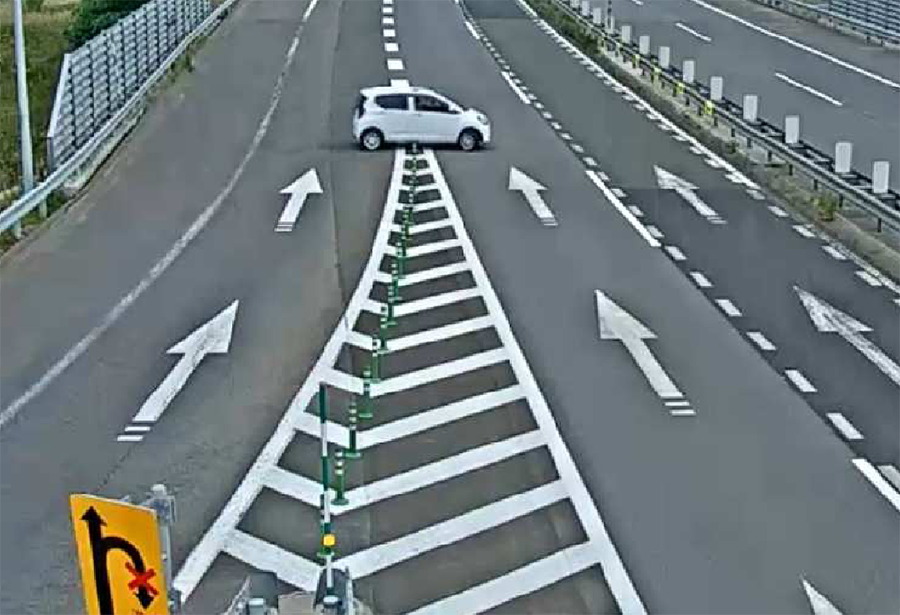 誰が高速道路を「逆走」しちゃうの？ 矢印読めないの？ 事故件数“危険