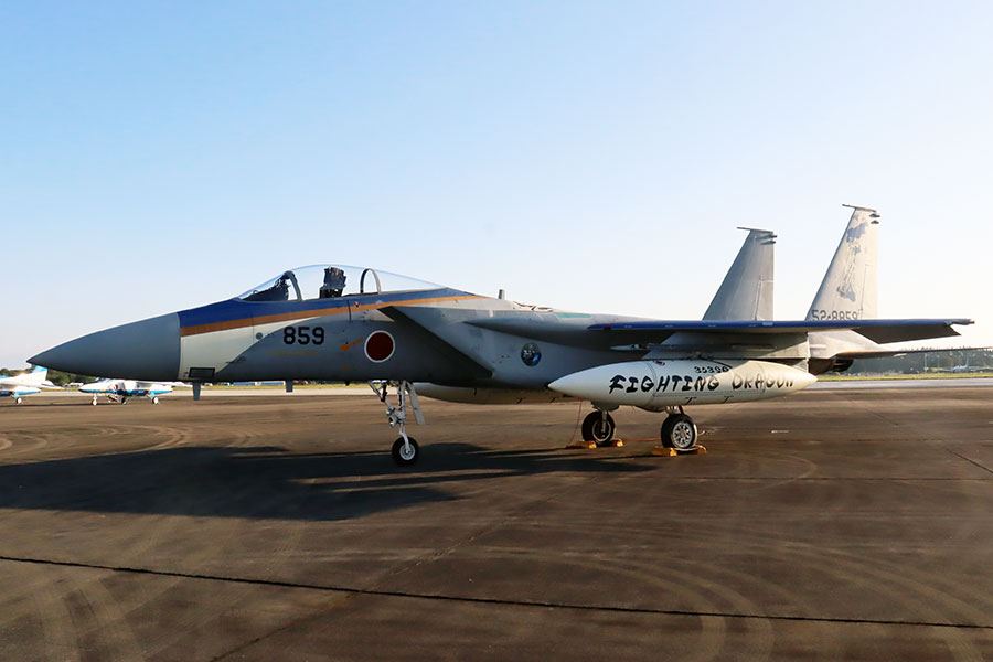 北陸新幹線カラーF-15”「入間航空祭」終了後に来場者サプライズ