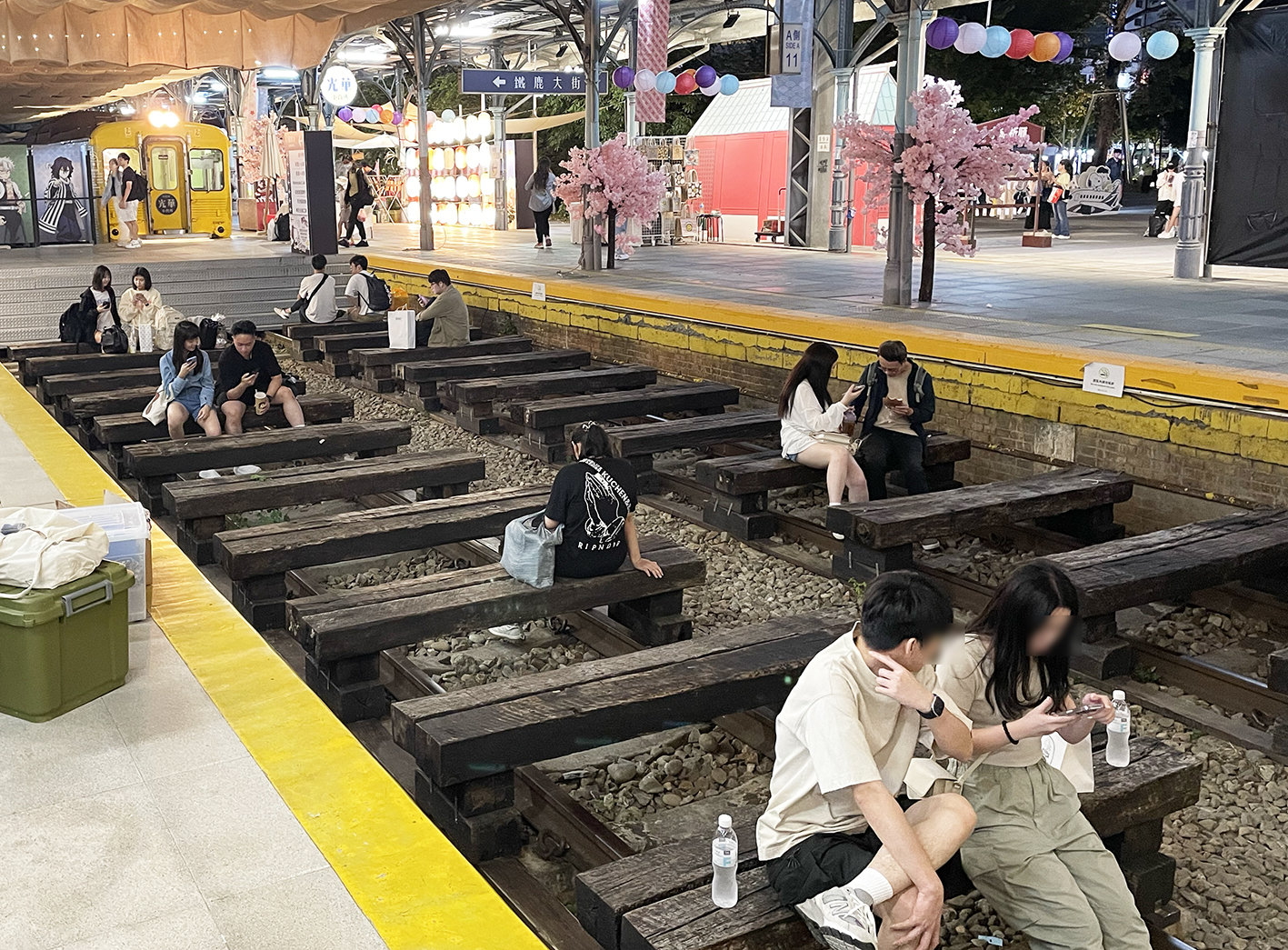 台中駅の画像 ホームじゃなくて“線路がベンチ”に!? 大胆すぎる旧駅の活用法 なぜか演歌が聞こえてくる台湾の「ミニ東京駅」とは？ | 乗りものニュース