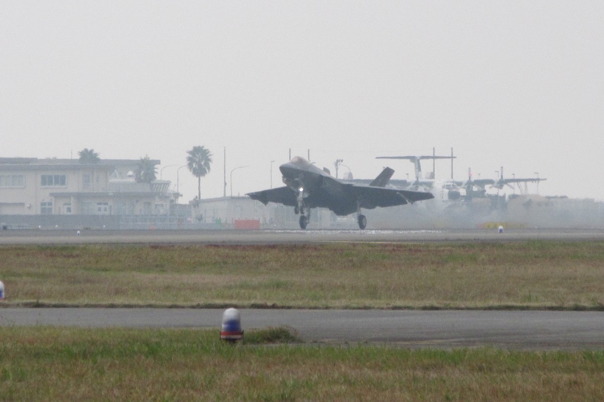 岩国基地に「新顔」続々！ 9年ぶりにやってきた“超巨大空母”の艦載機が