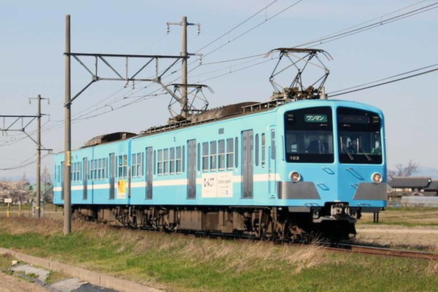 元・西武線の車両が特急「サンダーバード」と遭遇！激レアな映像が公開