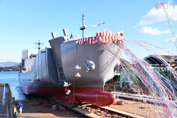 まるでカーフェリー！ 新たな自衛艦がデビュー 配備先は自衛隊の「異色の運び屋」まもなく新編へ | 乗りものニュース