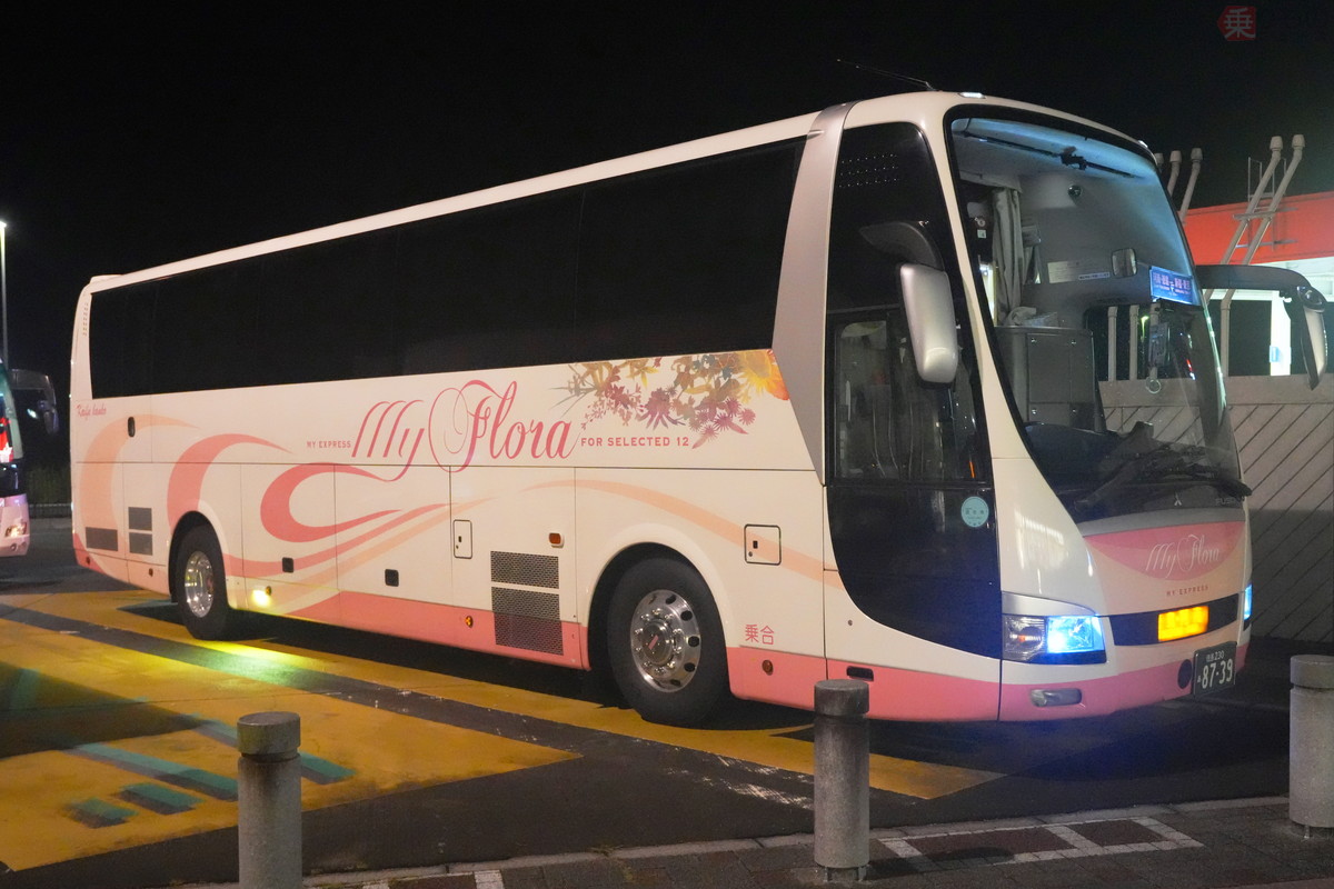 12席だけ！ 「豪華夜行バス」のパイオニア、運転も神ワザ!? “靴を脱ぐ