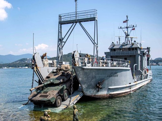 離島防衛の目玉部隊「自衛隊海上輸送群」向け艦艇 命名・進水式が超