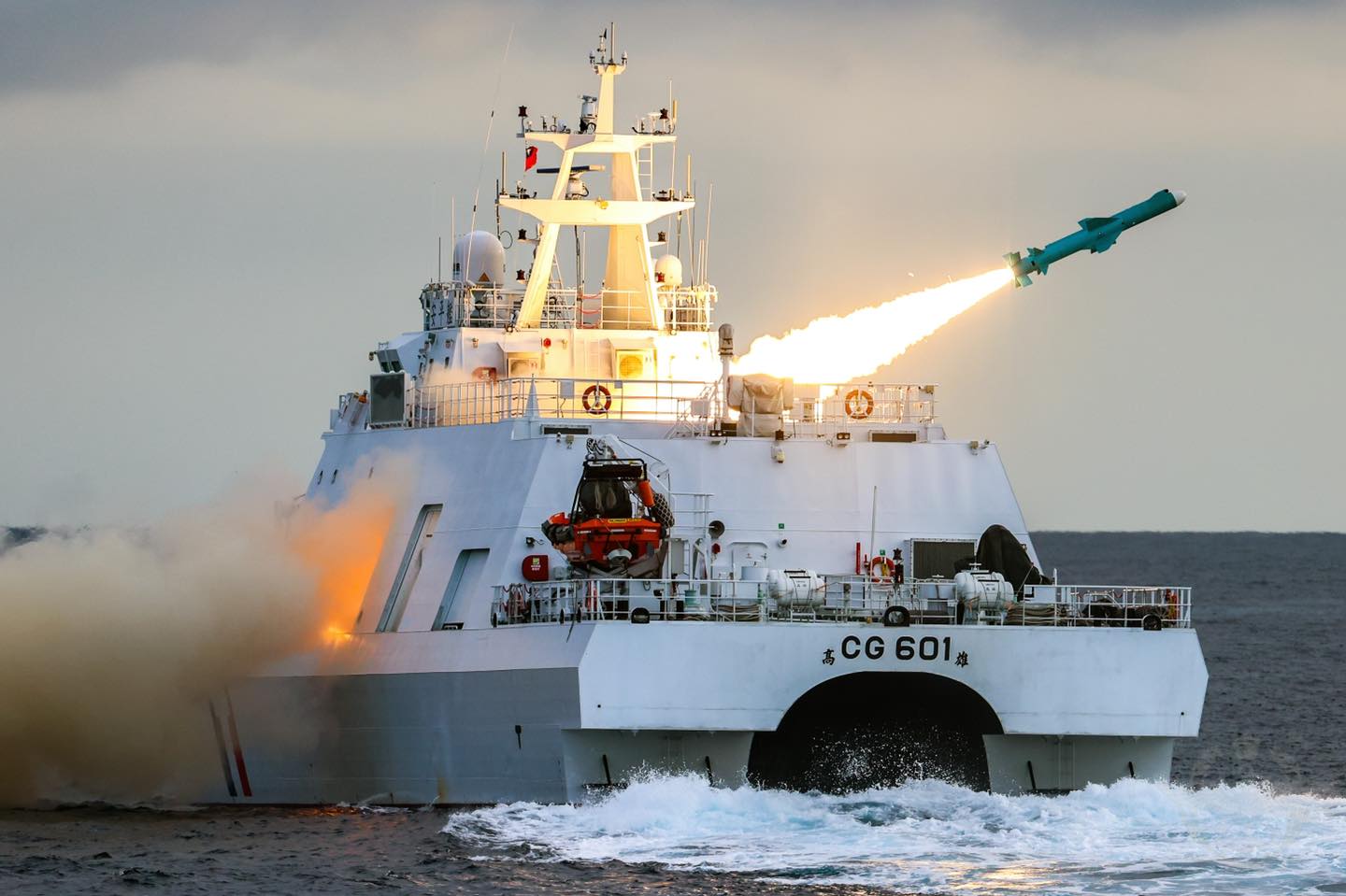 巡洋艦  中国「モンスター」巡視船、海洋紛争で威圧的存在感 - WSJ