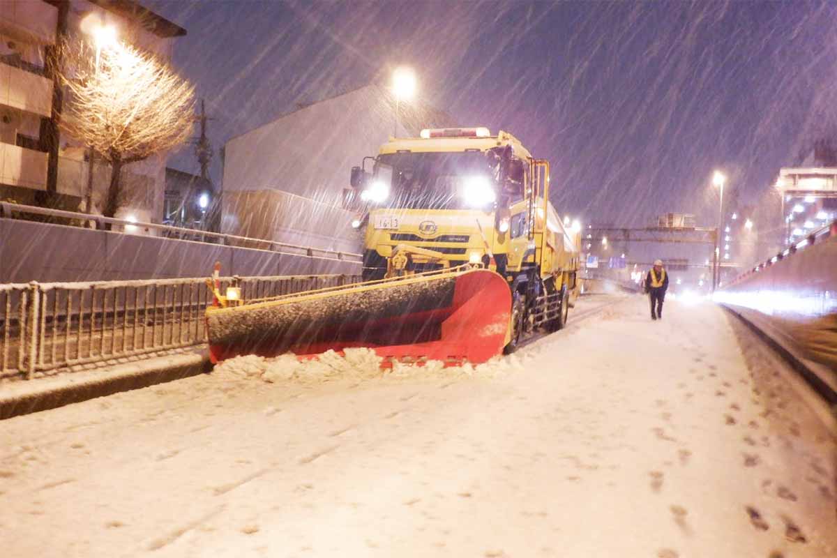 躊躇なく」通行止めにします 国道60kmにわたり封鎖も 首都圏大雪
