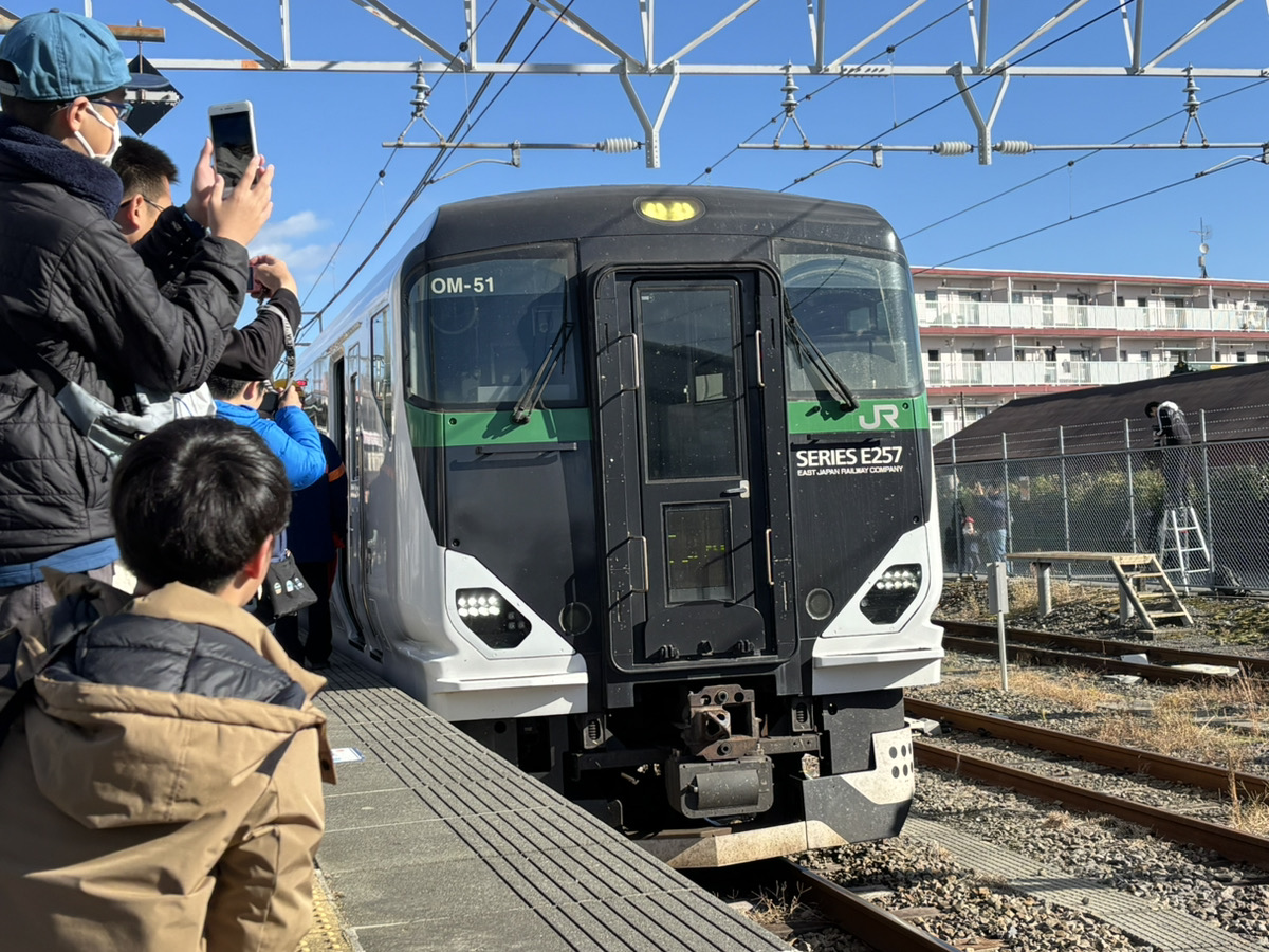 JR東海とJR東日本の特急車両が並んだ！ 「激レアな光景」が御殿場線90