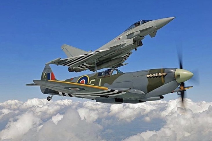 英戦闘機スピットファイア 実物破片付きディスプレイ 英戦闘機スピットファイア 実物破片付きディスプレイ ミリタリー