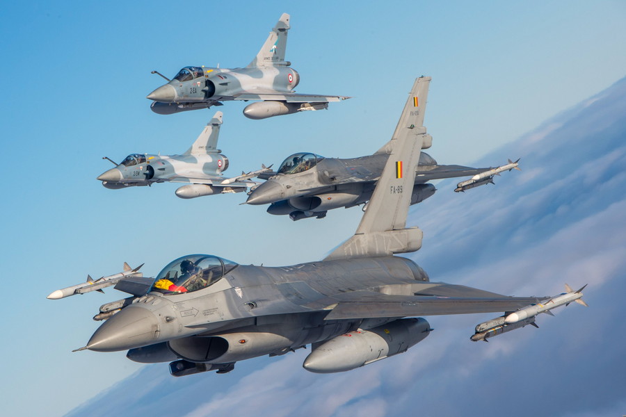 「アメリカに振り回されるのは嫌だ！」ウクライナ「F-16」に見切りつけるか？ 欧州製戦闘機の導入増やす意図も | 乗りものニュース