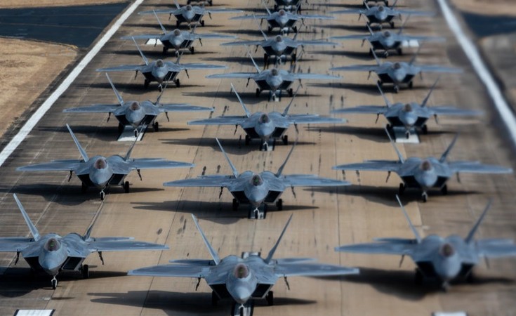 画像ギャラリー | 滑走路を埋め尽くす“世界最強戦闘機”！ アメリカの