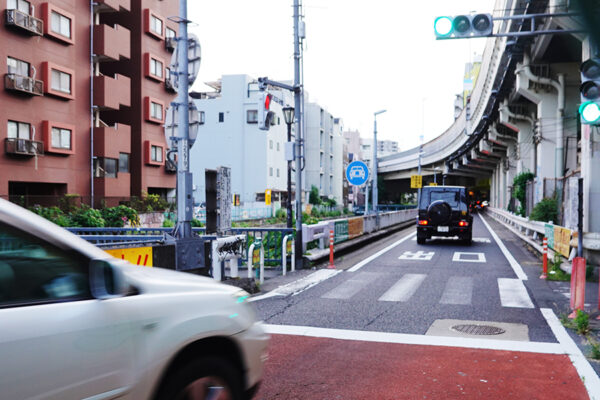 りさ5段60台1段目横断歩道付き道路+駐車場仕様 画像ギャラリー | ここ高速道路ですよ!? ランプのド真ん中を「横断歩道