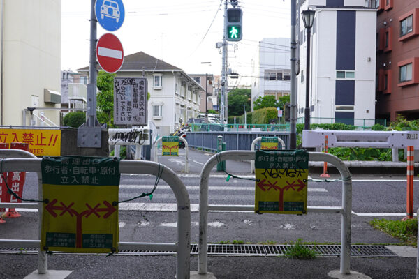画像ギャラリー | ここ高速道路ですよ!? ランプのド真ん中を「横断歩道