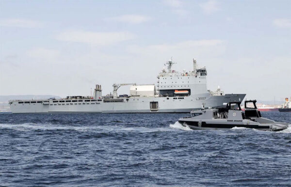 人が危険海域に入らない」掃海作戦が現実に！ 英海軍の無人艇が母艦