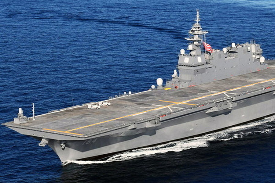 空母化進む「最大の護衛艦」がフェリーと並んだ！ 大きさの違いが